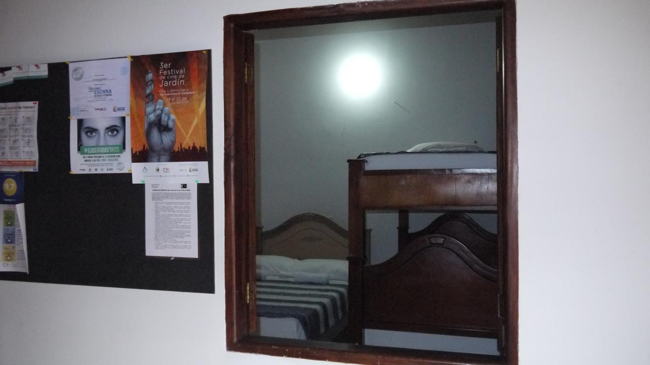 Hostal Naty Luna Jardin Exterior photo